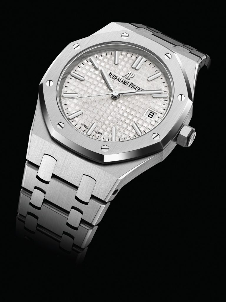 Audemars Piguet Unveils the Royal Oak 34 mm in Black Ceramic